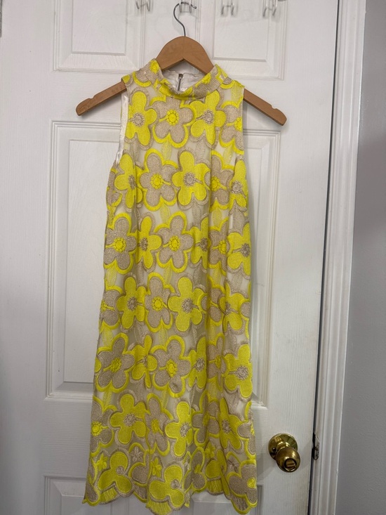 Laundry By Shelli Segal Dresses & Skirts - Laundry By Shelli Segal Yellow and Cream Floral Shift Dress